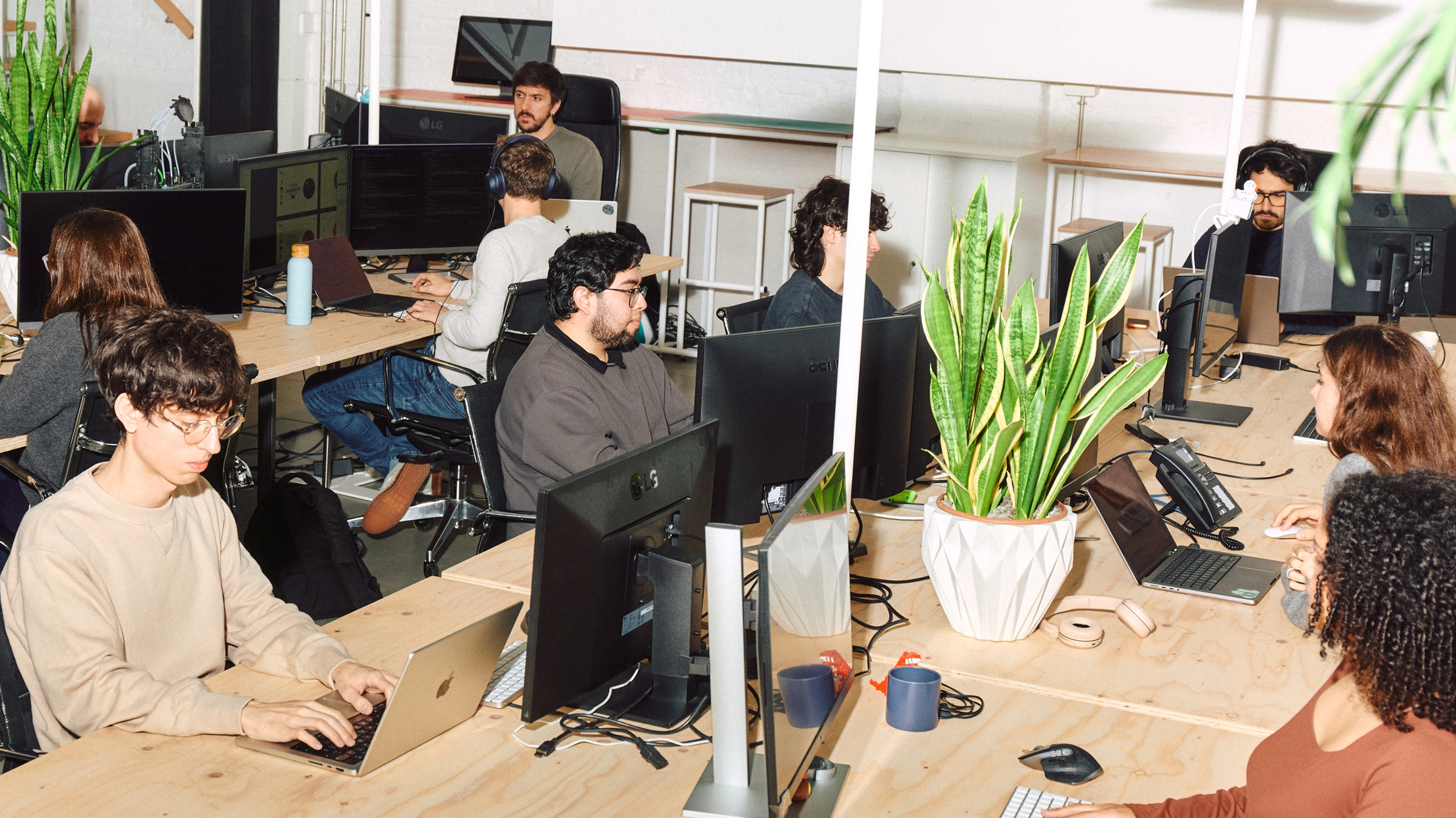 Teil des Dallonses-Teams in unserem Studio. Wir sind sehr fokussiert.