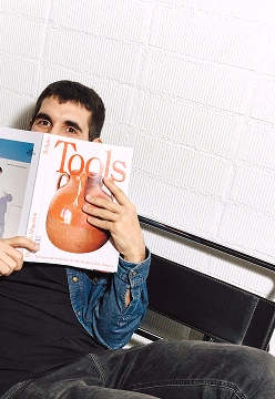 Aymón sostenint una revista Tools davant de la seva cara