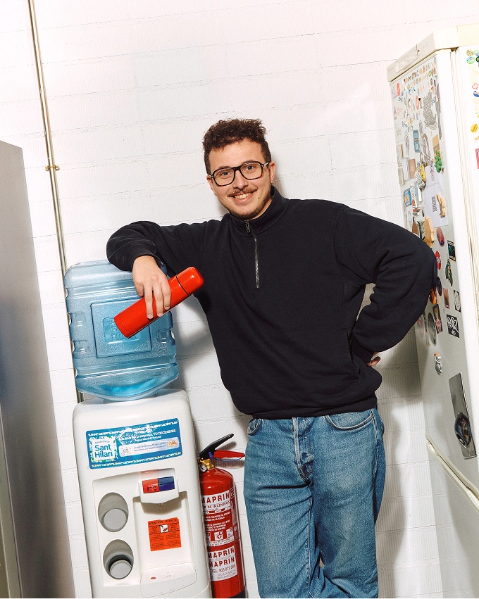 Nico trinkt viel Wasser.