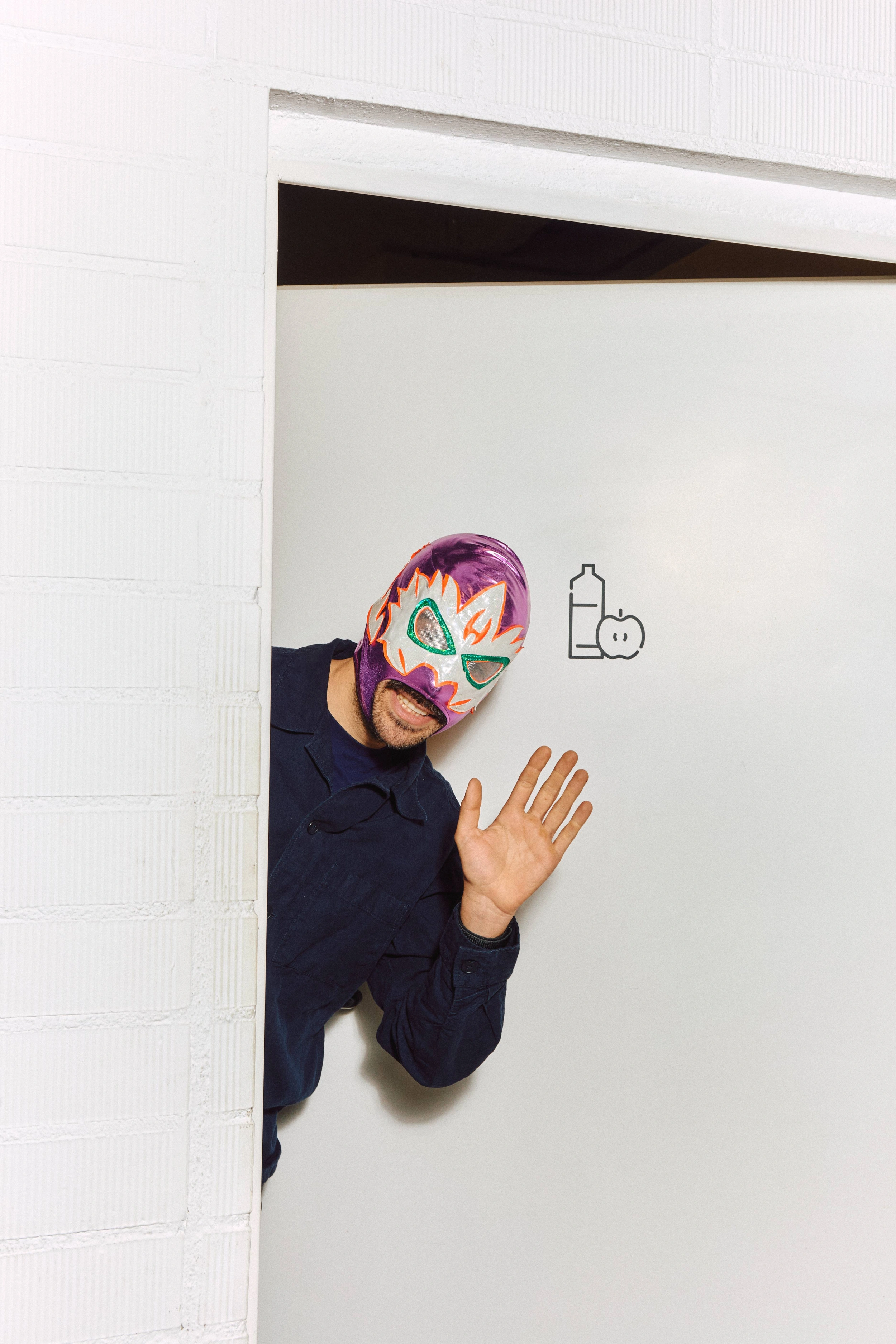Hallo! Wir können sogar Masken tragen.